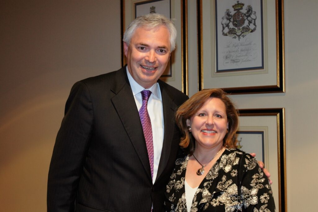 President Underwood standing with Lesli