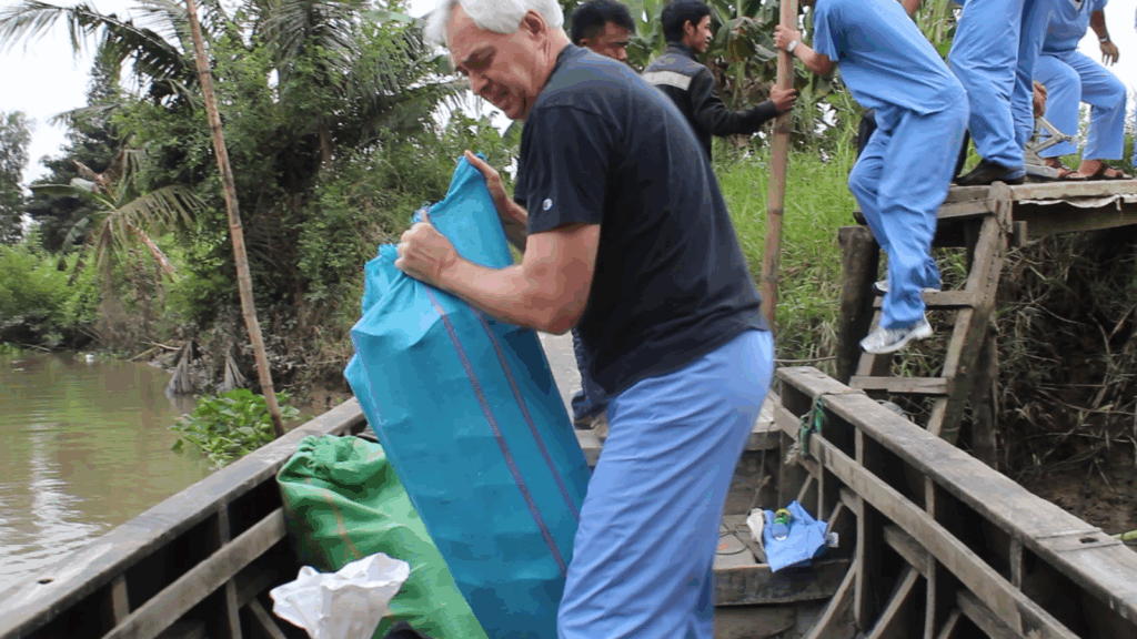 President Underwood carrying a large bag in Vietnam